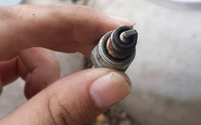 How To Clean A Lawn Mower Spark Plug in 5 Steps 